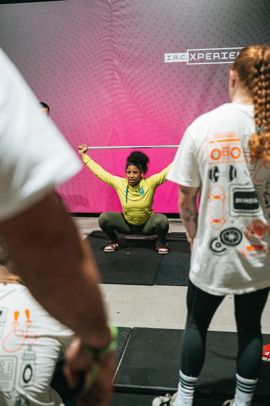 Laura Amaro demonstrando posição para coaches